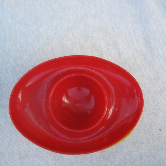 RETRO LOOK EGG CUPS, SET OF 4, YELLOW & RED, PLASTIC DESIGN - Picture 4 of 7